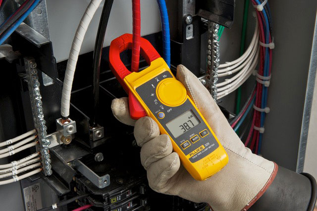 Jesienne promocje Fluke - multimetry cyfrowe, testery elektryczne, testery napięcia i ciągłości obwodu, testery instalacji i mierniki cęgowe w promocyjnych zestawach