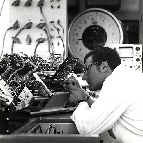 1970: Pracownik na stanowisku pomiarowym elektroniki sterującej do samochodu elektrycznego, w zakładzie w Schwieberdingen. Wiedza wystarczała już wówczas do zbudowania prototypowego pojazdu, brakowało jednak zasobnika energii o odpowiedniej pojemności.