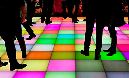 Piotr Uklański, Bez tytułu (Dance Floor), 2012, fragment instalacji Bez tytułu (Polska ÜberAlles), 2012, wystawa Piotr Uklański. Czterdzieści i cztery, 2012, Zachęta Narodowa Galeria Sztuki,<br /> fot. OSRAM.