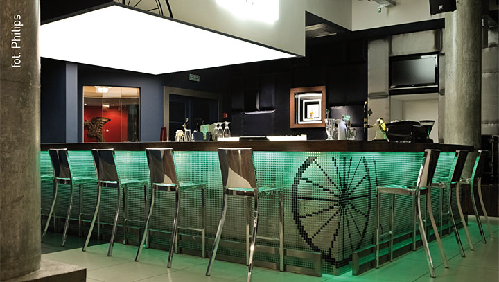 Efektownie oswietlony bar w restauracji Someplace Else w hotelu Sheraton