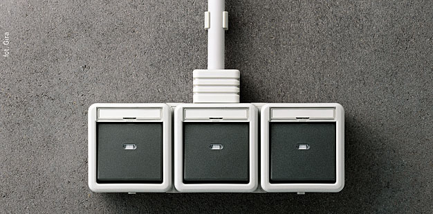 Gira IP 44 natynkowe gniazdo wtyczkowe z dławikiem umożliwiającym doprowadzenie instalacji w rurkach. Obudowa udaroodporna.