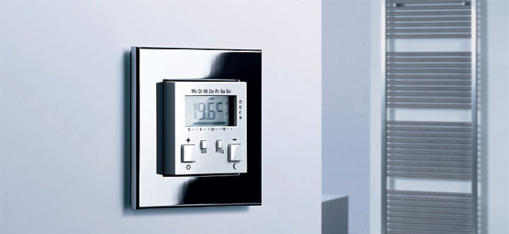 Fot. 7. Radiowy regulator temperatury Gira Esprit chrom zapewnia komfortowe utrzymanie stałej temperatury. Innej w nocy, innej w dzień i jeszcze innej, gdy nikogo nie ma w domu. Dodatkowo zmniejsza zużycie energii