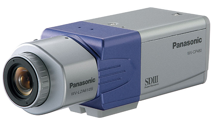 Fot. 6. Kamera dzień/noc WV-CP480/G firmy Panasonic wyposażona w cyfrowy system obróbki sygnału (DPS). Istnieje możliwość elektronicznego zwiększenia czułości do 32 razy. Rozdzielczość pozioma wynosi 530 linii, natomiast w trybie czarno-białym 570 linii.