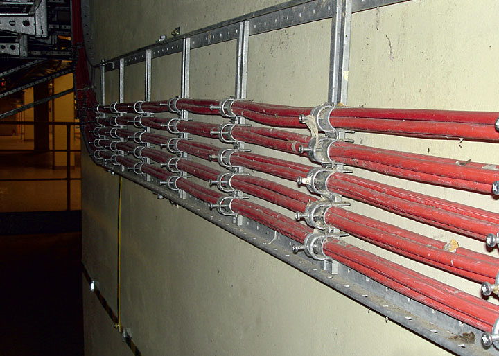 Fot. 4. Przykładowe mocowanie przewodów w instalacji sygnalizacji pożaru.