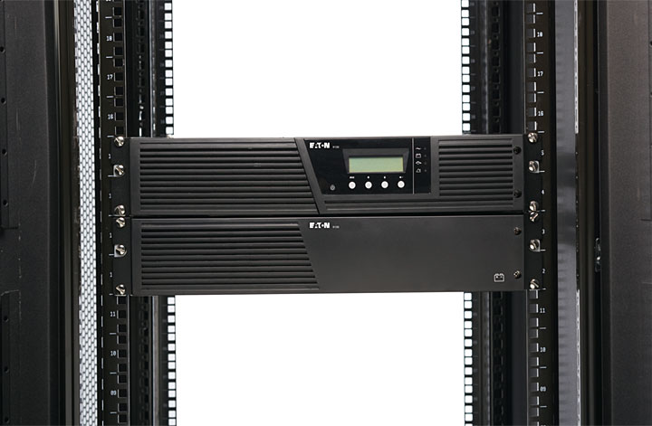 Rys. 3. Jednofazowy zasilacz UPS serii 9130 z dodatkową baterią, zainstalowany w szafie serwerowej.