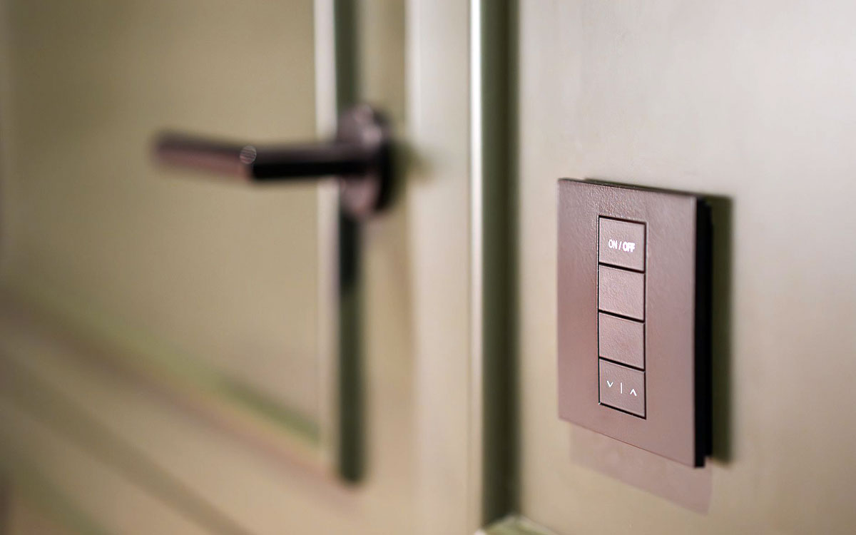 Smart home a bezpieczeństwo drzwi – jak wykorzystać inteligentne zamki? 