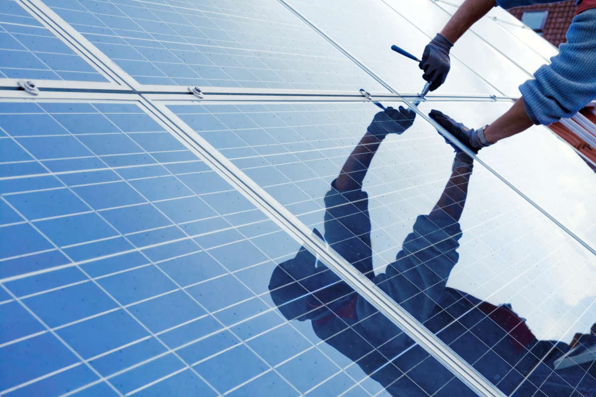 Fot. 2. Samodzielnie wytworzony prąd fotowoltaiczny zapewnia większą niezależność od sieci publicznej, obniża koszty energii oraz emisję CO2 i jest ważnym krokiem do uzyskania większego stopnia zrównoważonego rozwoju.