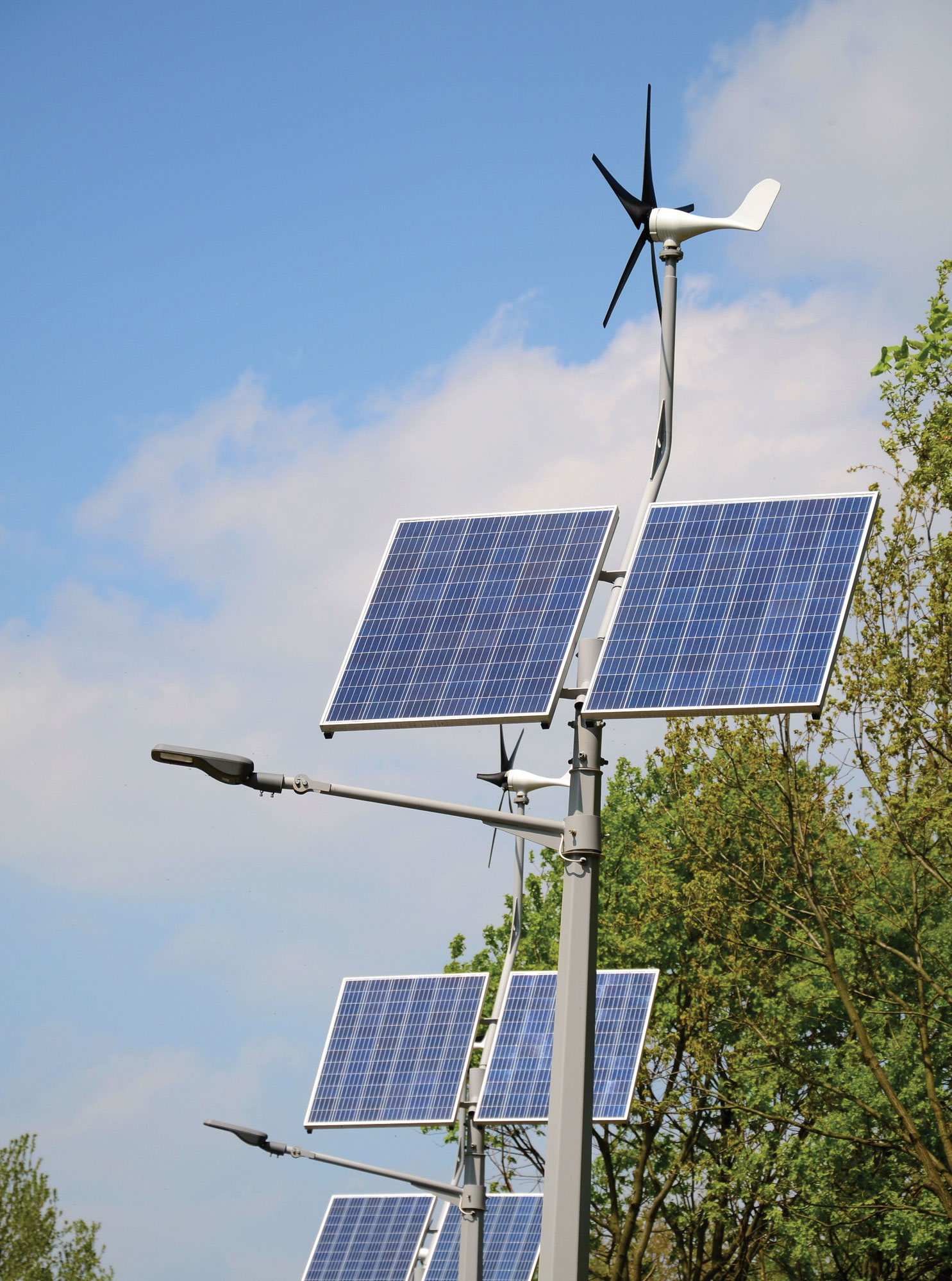 Fot. 3. W instalacjach, gdzie nie ma możliwości poprowadzenia sieci elektroenergetycznej,
zastosowanie znajdują lampy hybrydowe, zasilane energią odnawialną wytwarzaną
dzięki panelom słonecznym i turbinom wiatrowym. Fot. ADOBESTOCK, Autor: ARTUR HENRYK