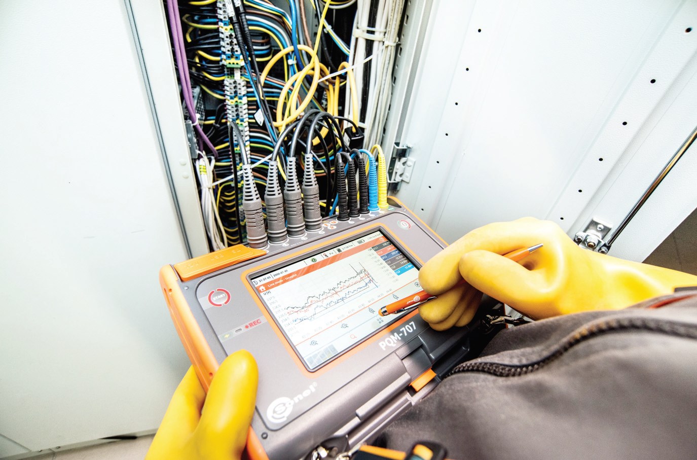 Fot. 3. Prace z użyciem analizatora jakości energii elektrycznej 