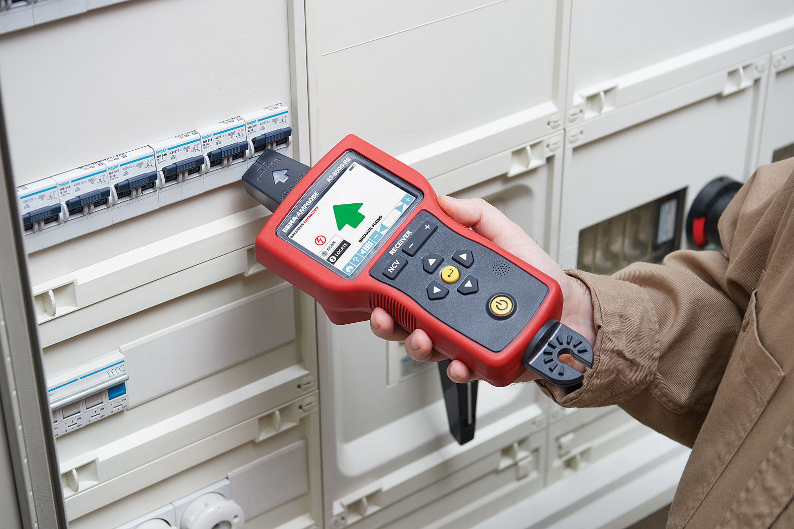 Bezpieczeństwo elektryków przede wszystkim:  zaawansowane przemysłowe lokalizatory przewodów Amprobe AT-8000