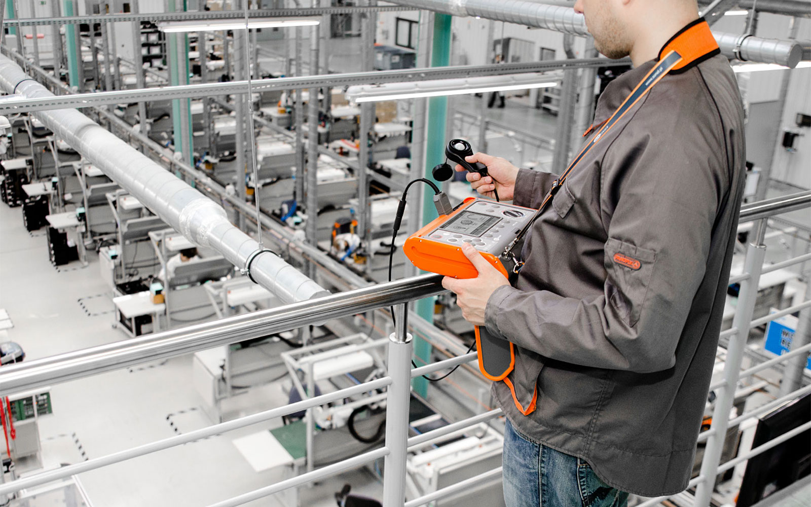 Fot. 4. Pomiary natężenia oświetlenia – Sonel MPI-530 i sonda LP-1