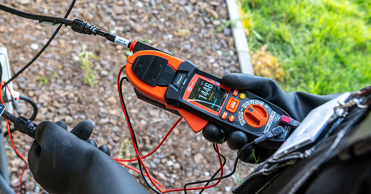 Fot. 2. Adapter Sonel AHV-3 zamontowany na cęgach pomiarowych Sonel CMP-1015-PV