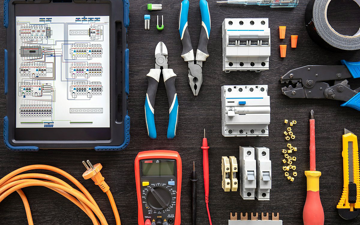 Zestawy narzędzi dla elektryków – co powinno znaleźć się w dobrze wyposażonym komplecie?